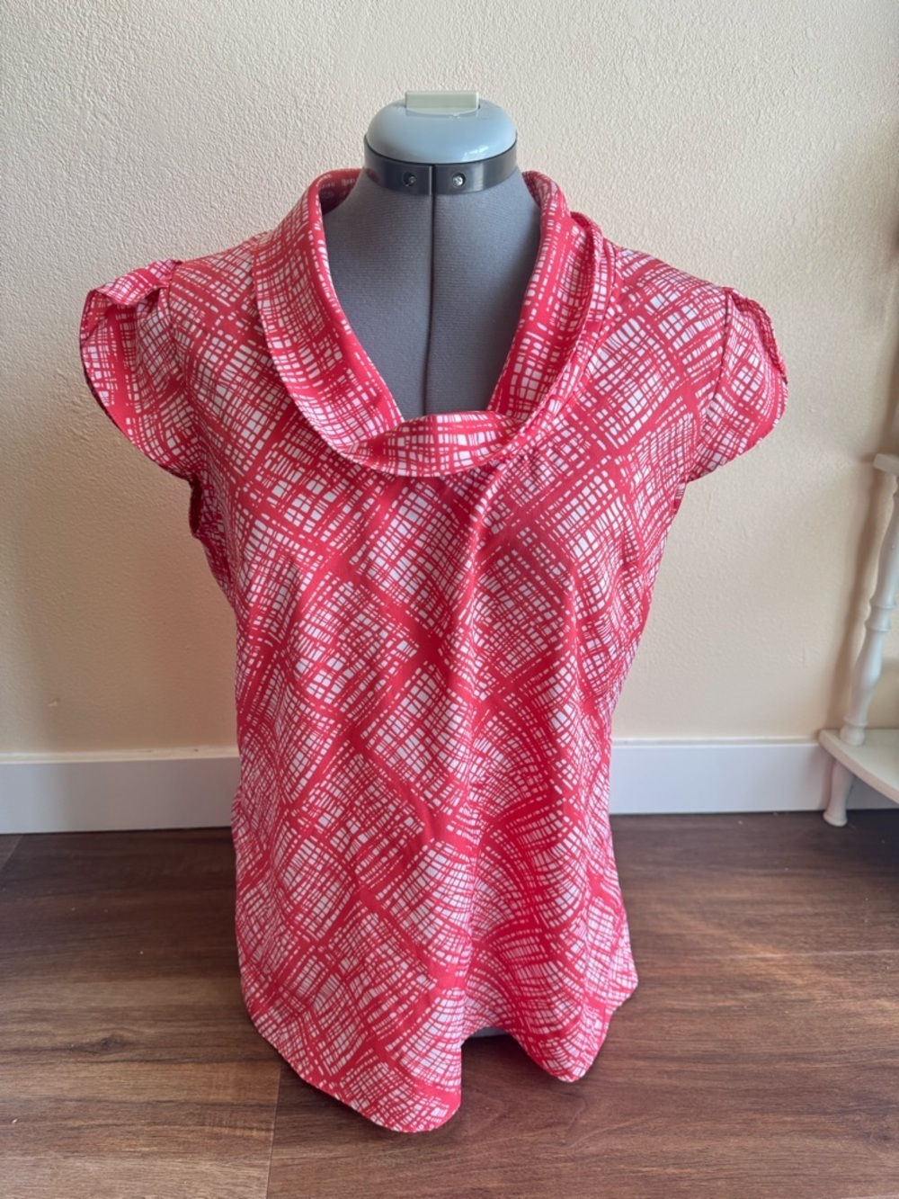 Banana Republic Pink White Geometric Print Cowl Neck Blouse Cap Sleeve Top Y2K - Picture 2 of 6
